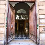 L�imponente portone d�ingresso in legno si distingue per le iniziali del primo proprietario dello stabile, Giuseppe Giordano...